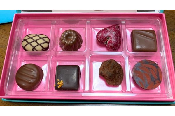 ラフェヴァリのチョコ8個入りの中身のアップ